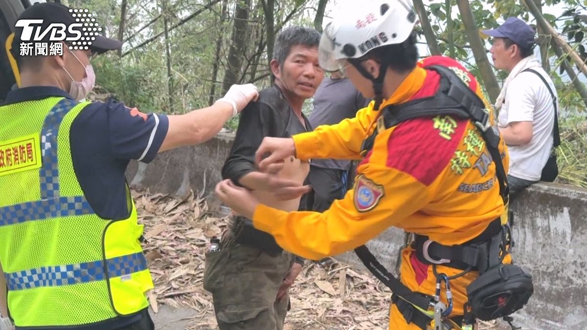 砂石車墜百米山谷　義消到場救援遭蜂螫傷