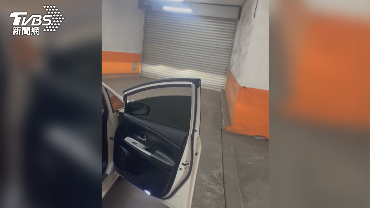 高雄李先生到北高雄一間連鎖量販店購物，結帳後準備從地下停車場離開，卻發現出口鐵門已經深鎖，等待10分鐘後，賣場人員才到場開門（圖／翻攝爆料公社）