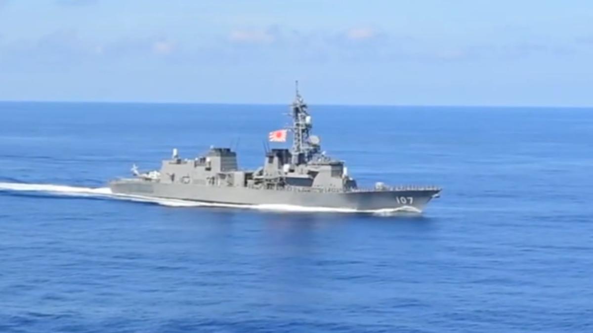 日本海上自衛隊護衛艦「雷號」17日通過台灣海峽,準備赴南海參加聯合軍演。(圖/DVIDS)