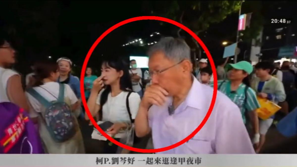 柯文哲和隨行志工與發言人當場狂咳不止，眾人紛紛掩住口鼻快步離開。（圖／民眾黨直播）