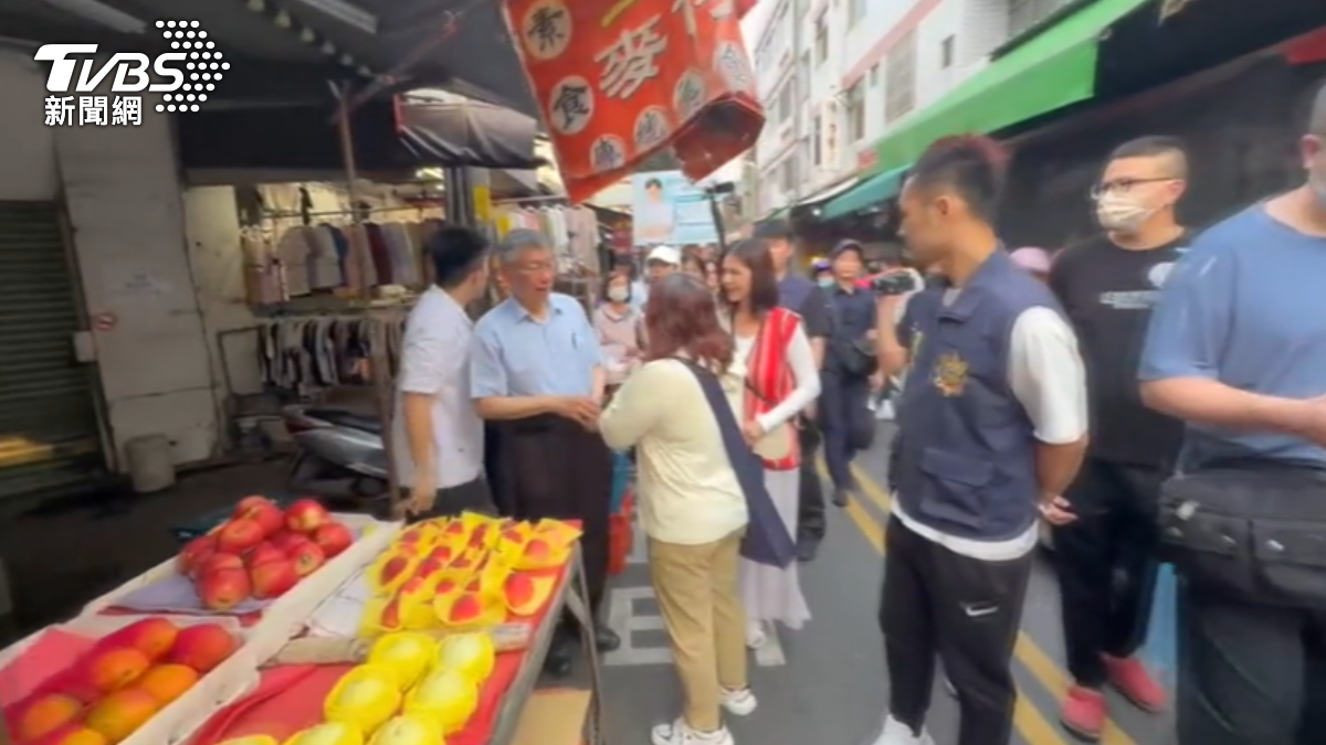 為防意外再度發生，柯文哲轉赴彰化跑行程時身邊維安警力明顯升級。（圖／TVBS）