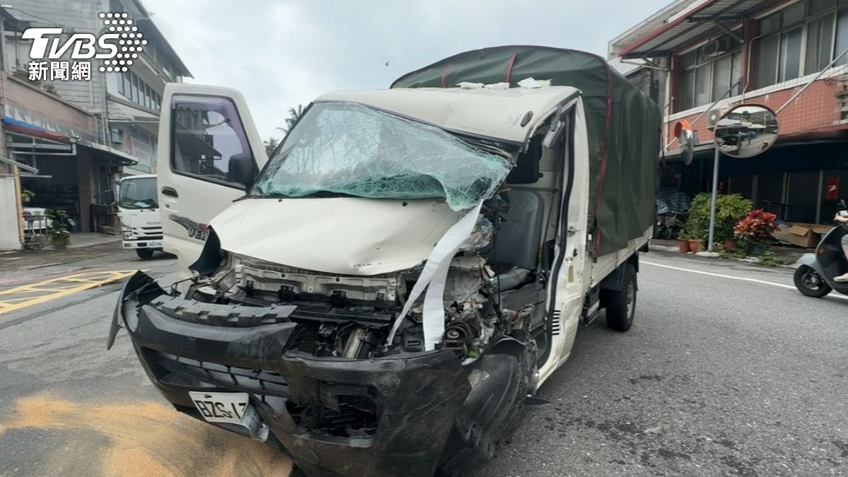 有片/花蓮兩貨車猛撞「原地轉90度」 車頭全毀駕駛受困重傷