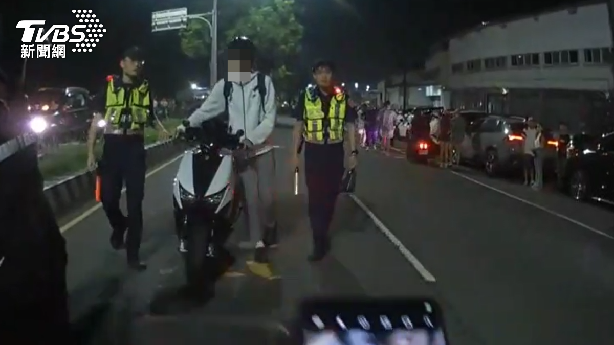 大甲警方嚴格執法。(圖/TVBS)