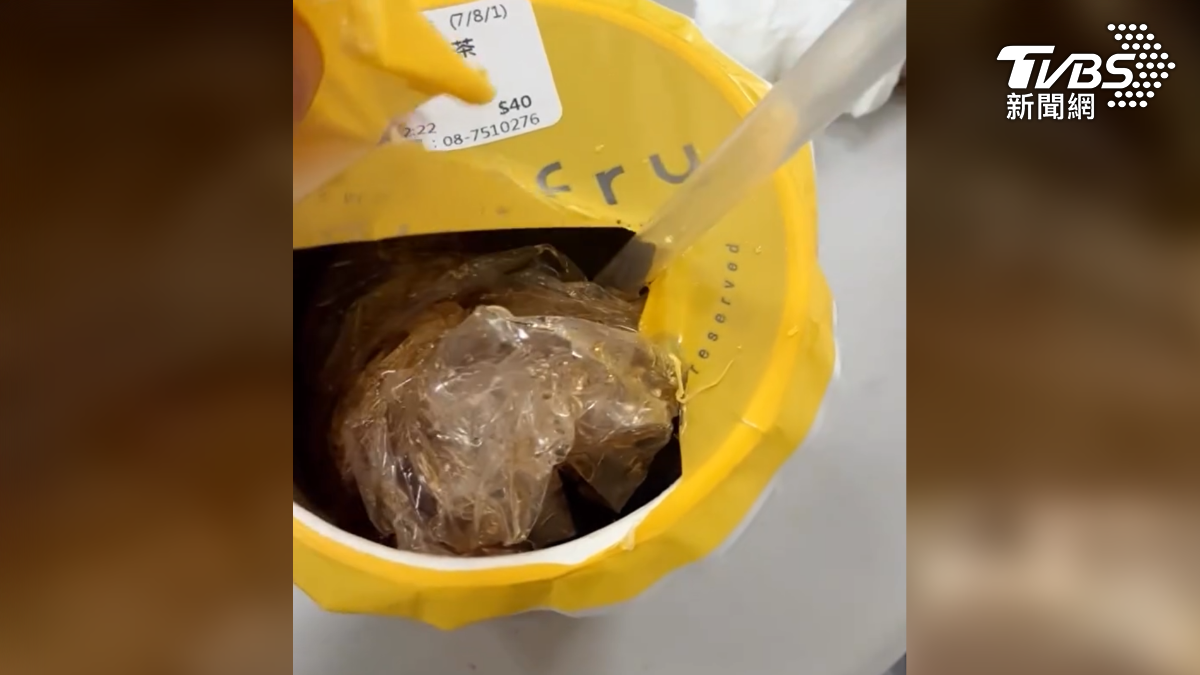 屏東有民眾用外送平台點了8杯飲料,其中一杯吸管一插下去都吸不到飲料,撕開封膜一看,發現裡面一條超長的塑膠袋(圖/翻攝Threads@galaxy_aaron0227)