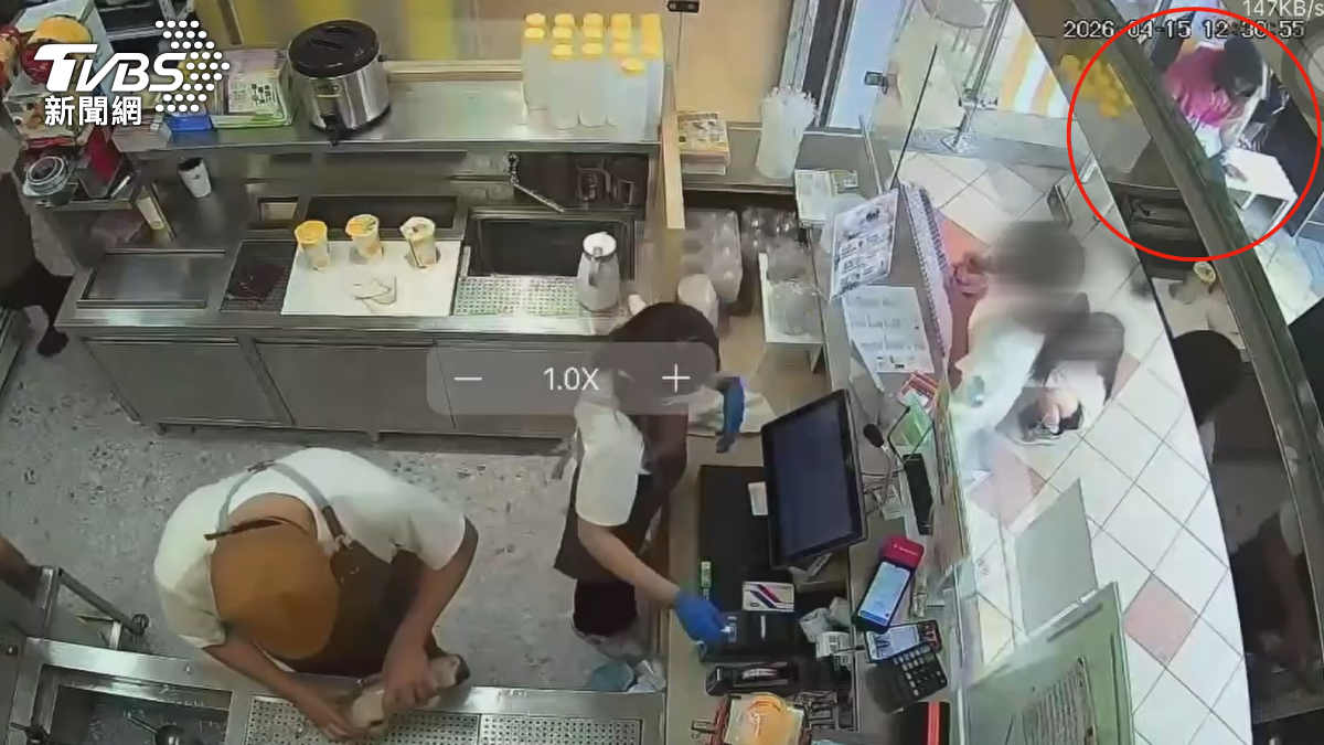 店家也納悶,比對時間點,外送點單當下的監視器,店員照原有流程,紅茶全倒了進去,弄掉剩餘冰塊,沒有滿溢的狀況(圖/TVBS)