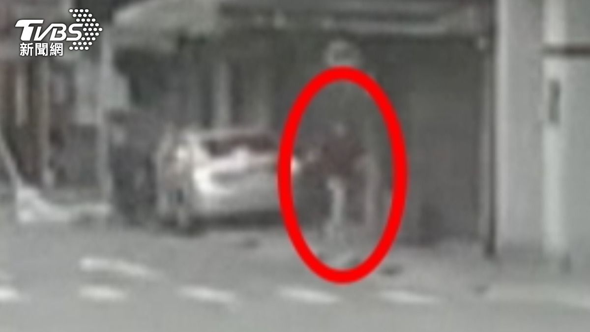 男子自撞後棄車徒步逃逸。(圖/TVBS)