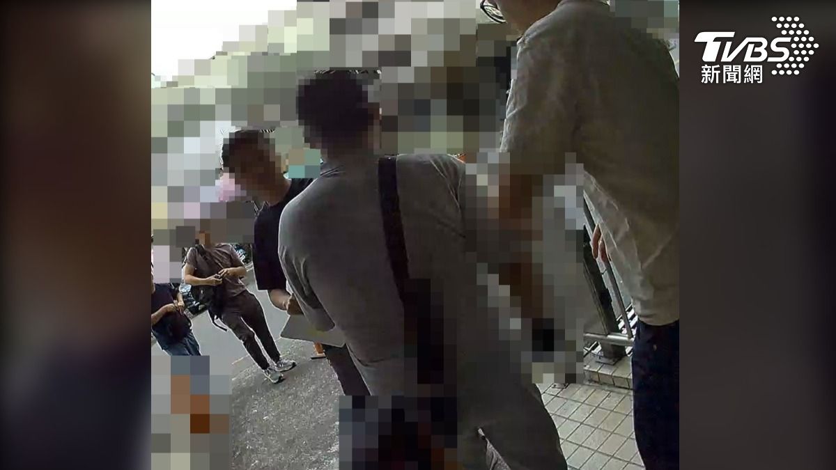 檢警逮捕涉案的兒子（中）。（圖／TVBS）