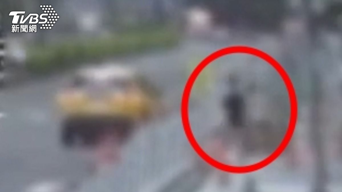 犯嫌步行至附近超商,上計程車返回住家。(圖/TVBS)