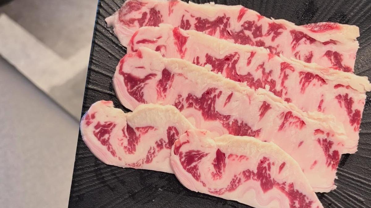 民眾在燒肉店點「澳洲M9和牛胸腹」，幾乎整盤都是油脂。（圖／翻攝自Threads@yi_lin_9011）