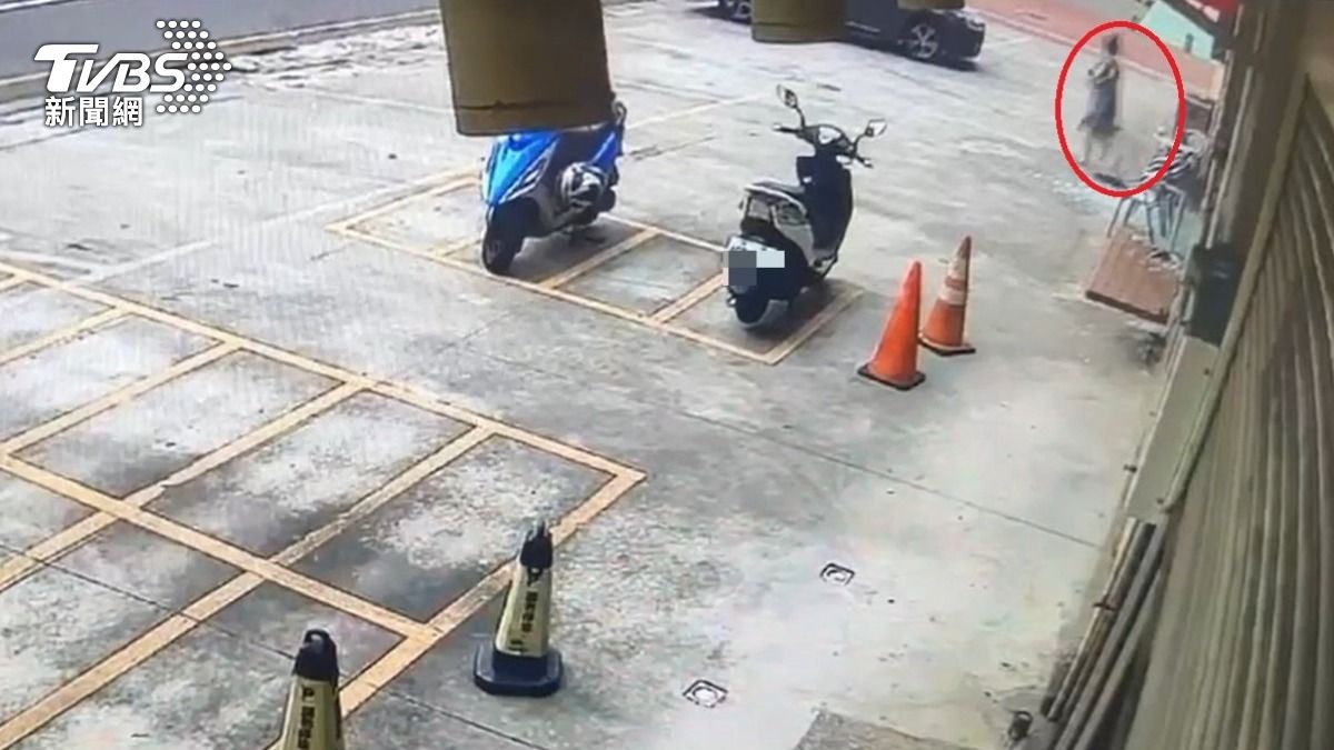 有片/撞進85度C畫面曝!男客重傷死亡 女目擊急跑開