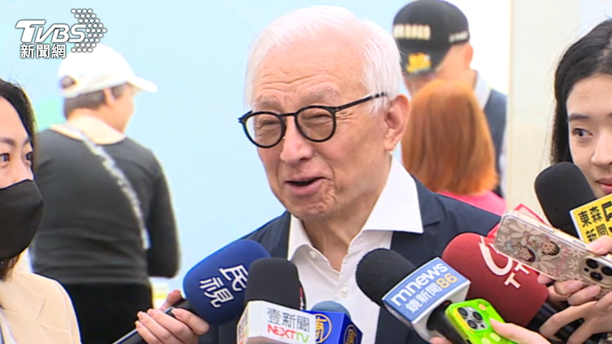 藍綠大咖同框迎接大甲媽祖,江啟臣找蔣萬安開心玩自拍。(圖/TVBS)