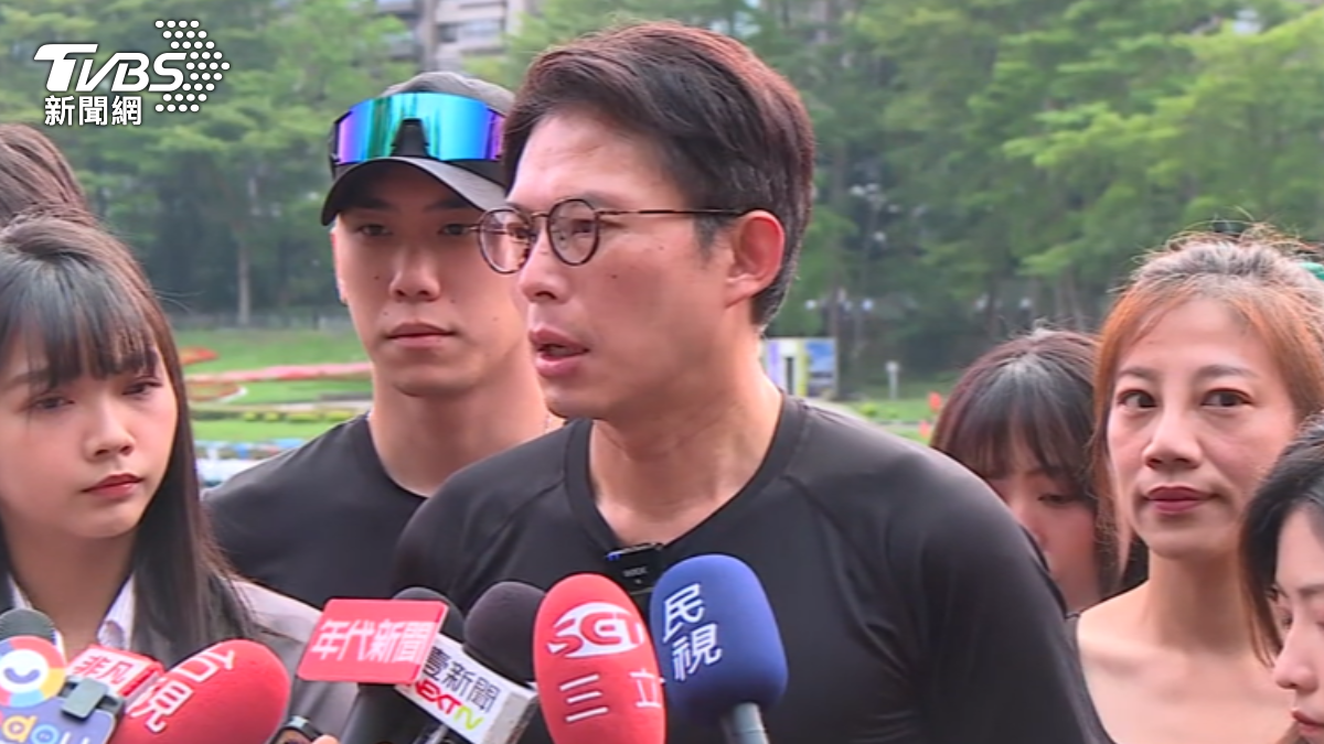 卓榮泰赴彰化參訪，陳素月與謝衣鳯兩人前後緊跟隨。（圖／TVBS）