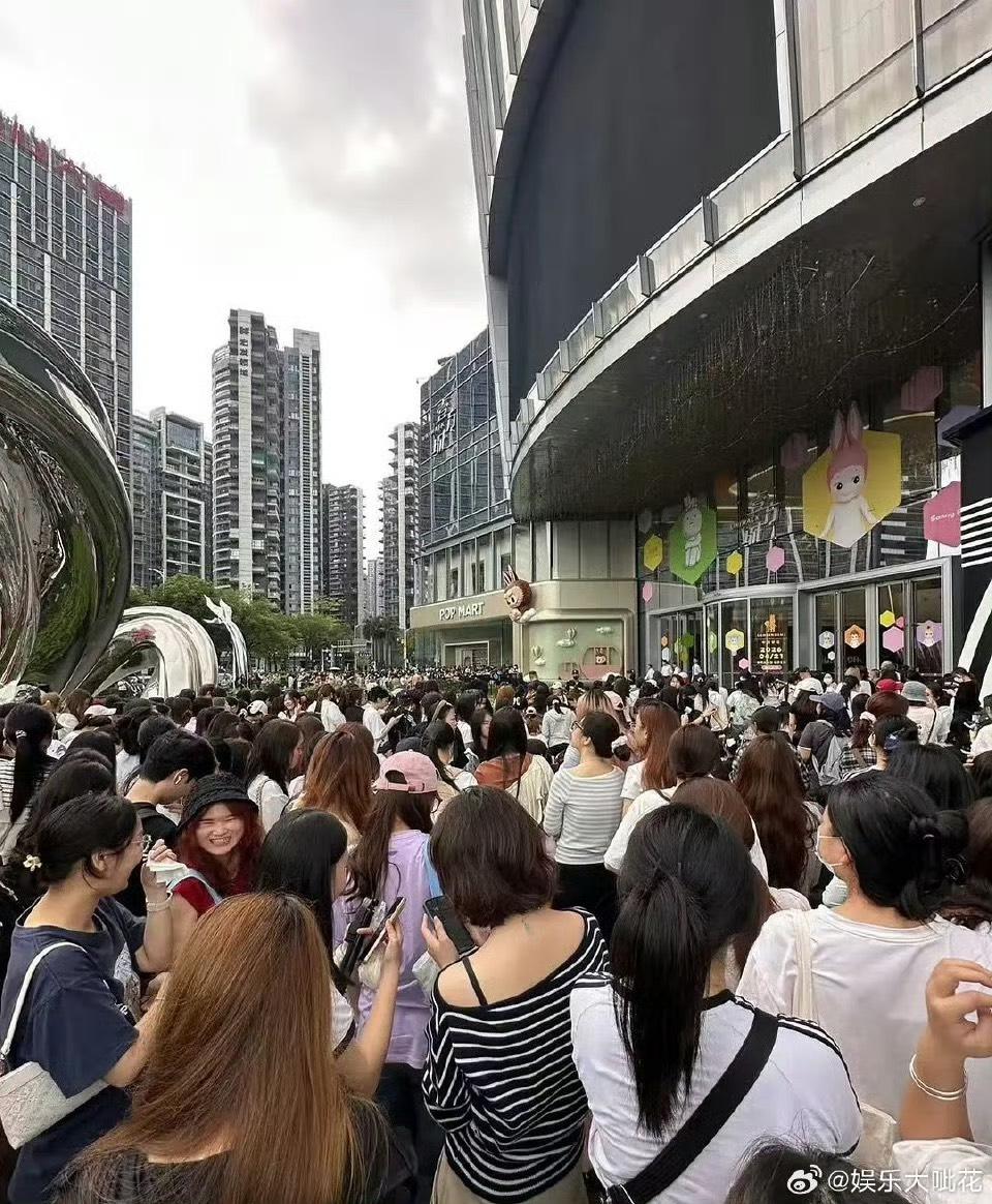 許多粉絲活動前晚就到場通宵夜排。(圖/翻攝自@娛樂大呲花小紅書)