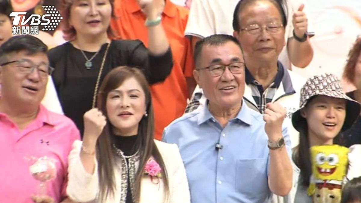 國民黨新北市長參選人李四川出席婦女會活動，開金嗓熱絡氣氛。（圖／TVBS）