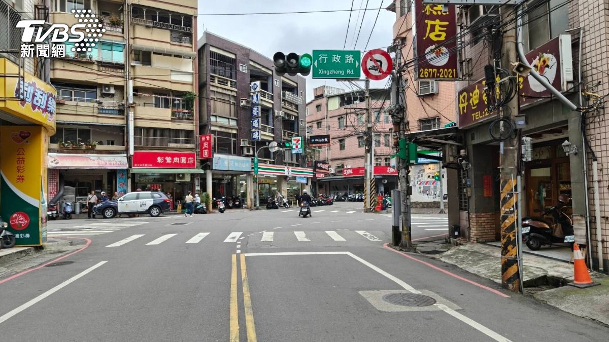 70歲王姓阿北騎車行經行政路與中正一路口時，撞上兩名行人。（圖／TVBS）