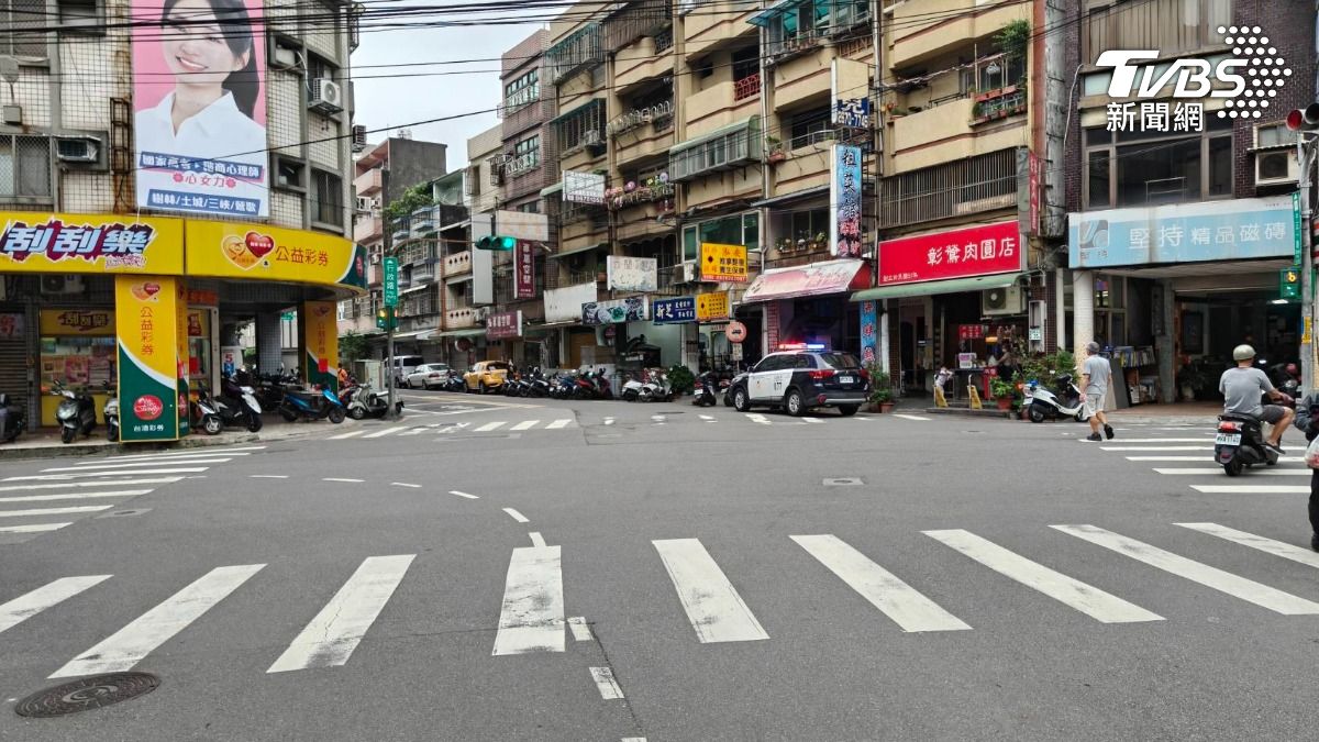 70歲王姓阿北騎車行經行政路與中正一路口時，撞上兩名行人。（圖／TVBS）