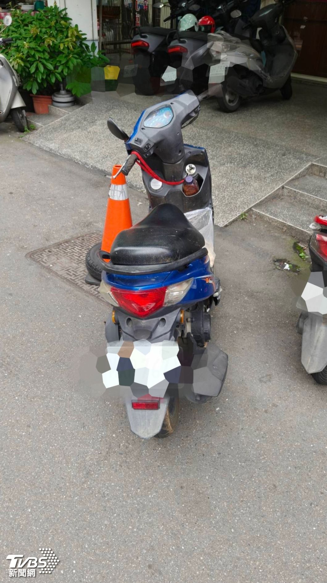 70歲王姓阿北騎車行經行政路與中正一路口時，撞上兩名行人。（圖／TVBS）