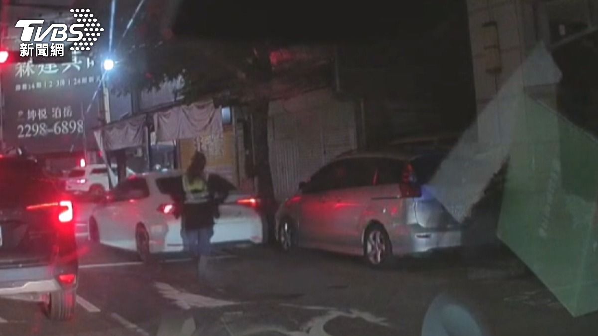 見酒測心虛?男跨雙黃線撞2車落跑。(圖/TVBS)