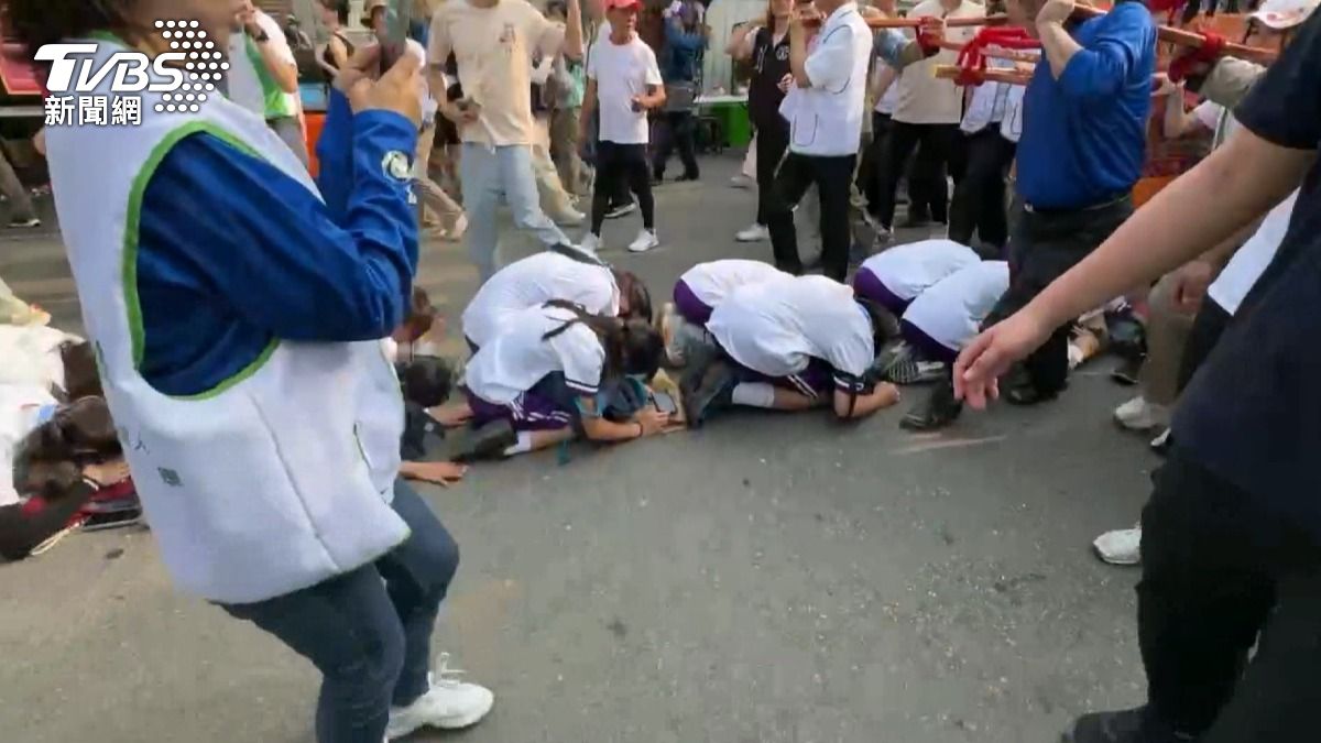 鑾轎前方，一群穿著制服的學生特別顯眼，由校長帶隊前來祈福，因為一個月後就是國中會考。（圖／TVBS）