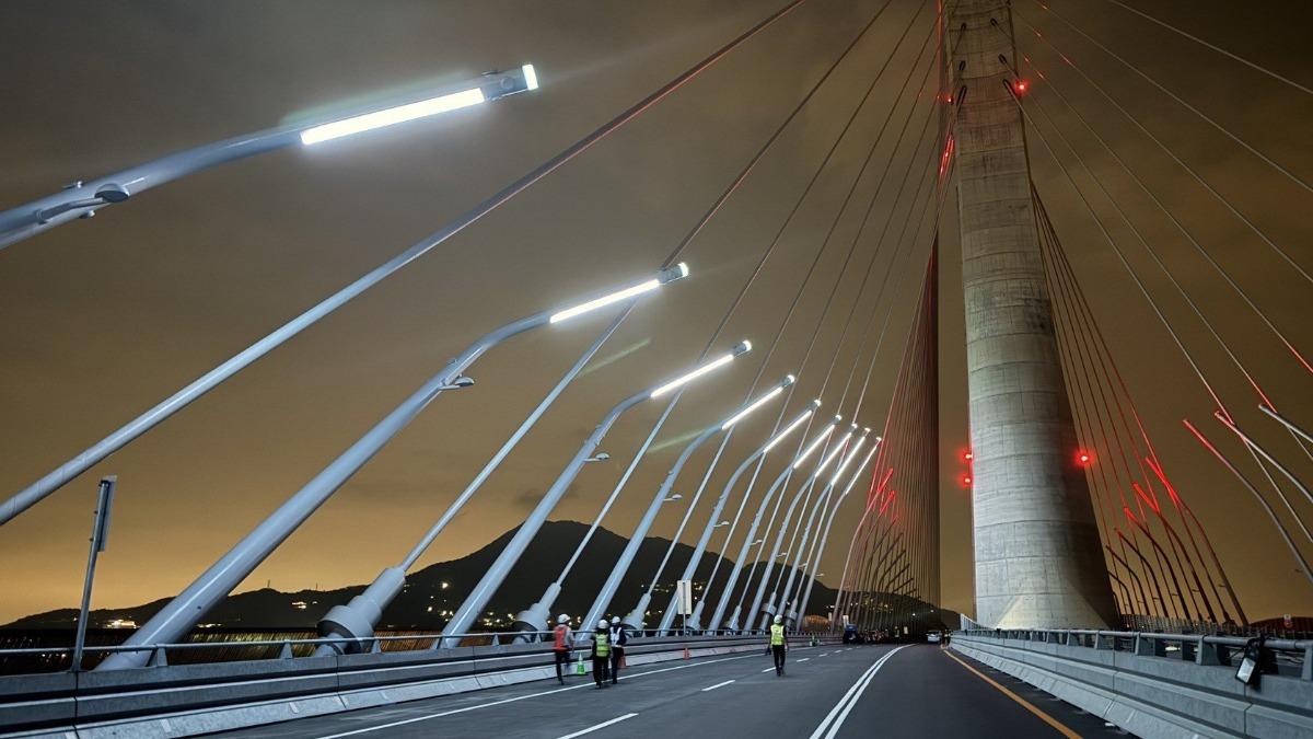 淡江大橋機車道「挨轟狗道」!小車禍恐釀癱瘓 洪孟楷火速反映