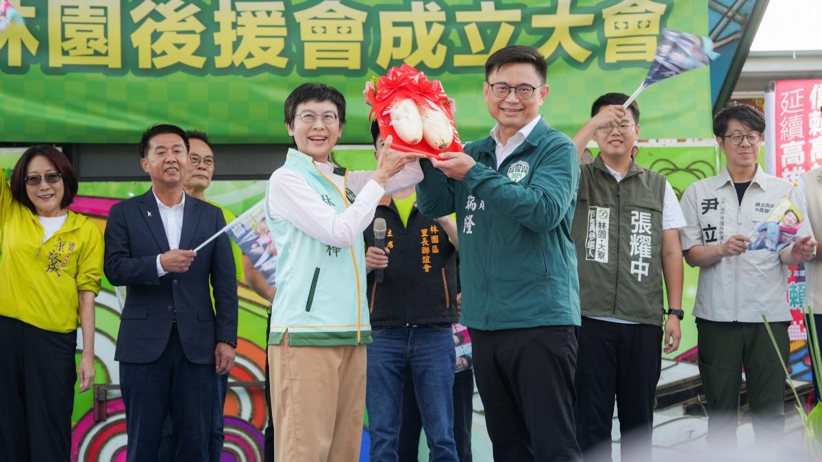 林岱樺擔任賴瑞隆林園後援會總會長,特別贈賴瑞隆「好彩頭」。(圖/翻攝自賴瑞隆臉書)