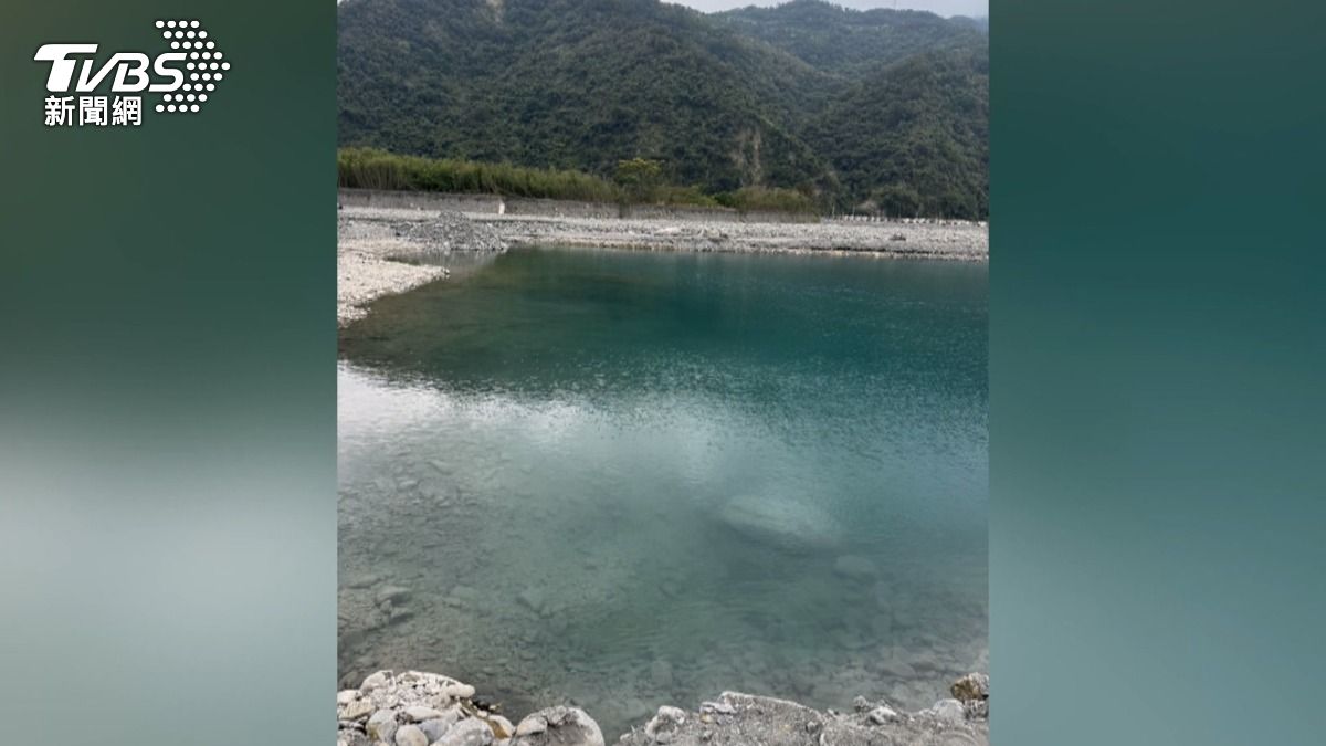 金崙溪近期進行疏濬工程,出現5米深的積水區,當地民代再三提醒請勿進入。(圖/TVBS)
