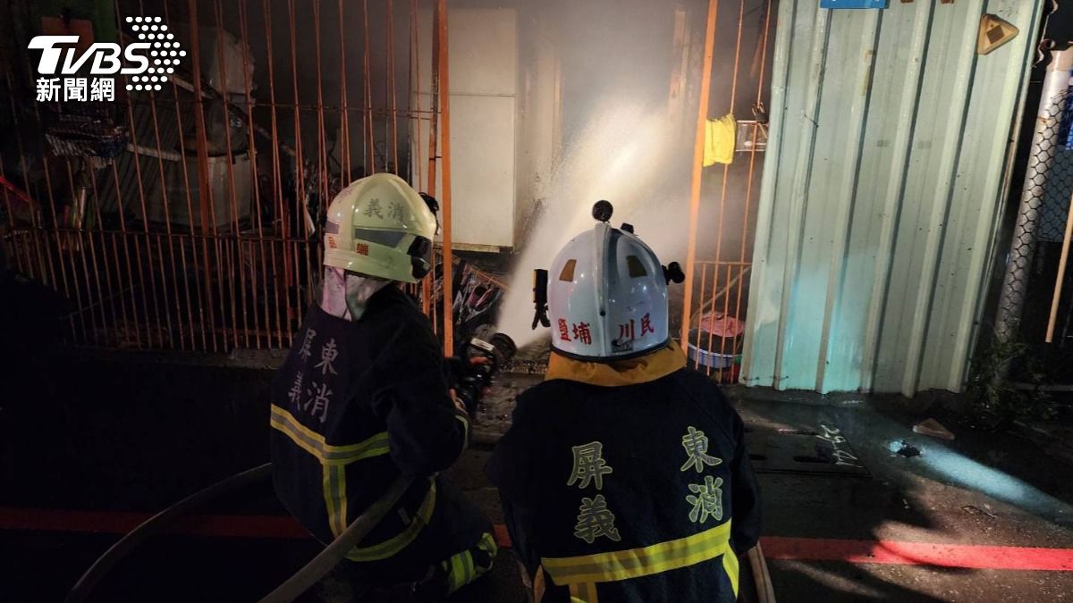 消防人員入內搜索,發現一具焦屍與一名傷者。(圖/TVBS)
