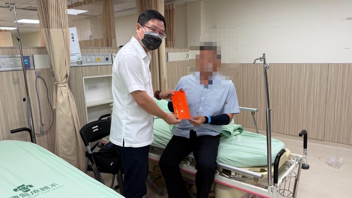 彰化縣警察局督察長林英煌到醫院慰問受傷的蕭姓偵查隊長。（圖／TVBS）