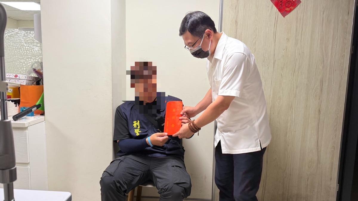 彰化縣警察局督察長林英煌到醫院慰問受傷的警員。(圖/TVBS)