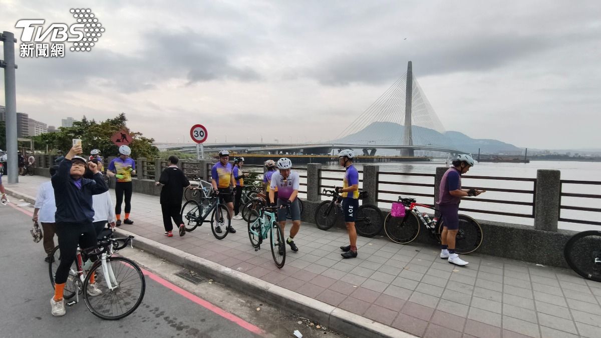 大家都感到非常新鮮,紛紛拍照來留念。(圖/陳冠宇攝)