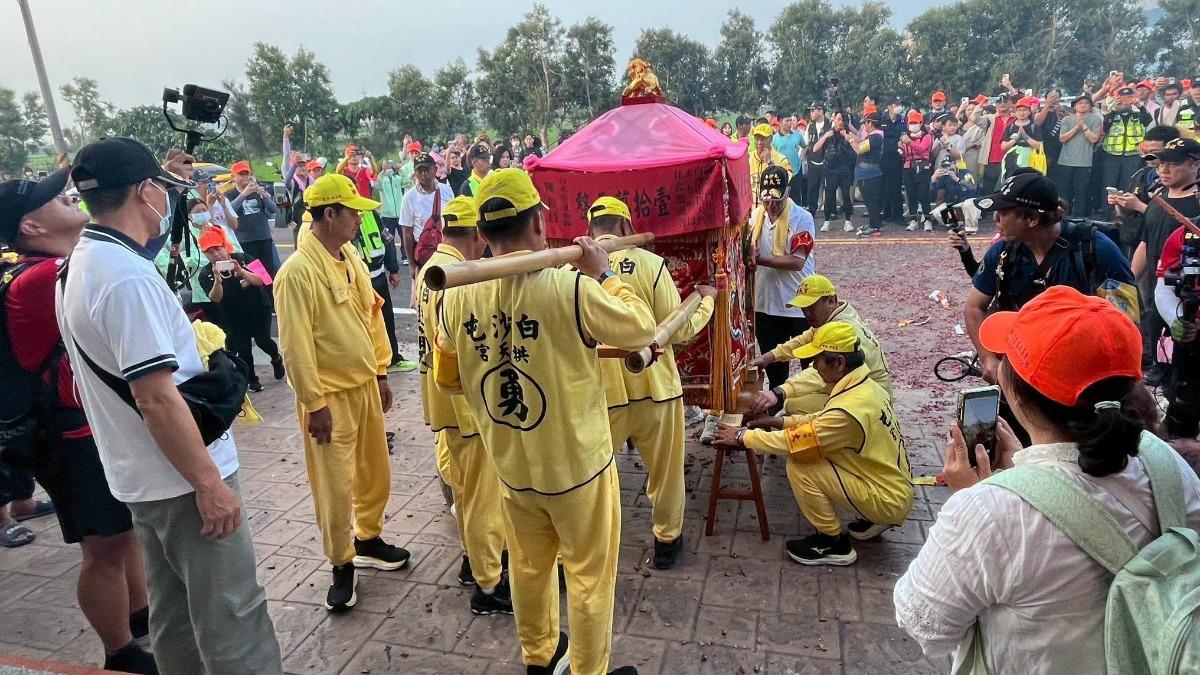白沙屯媽祖轎班穿啥鞋?一票推爆這牌:走萬步也沒腳痛