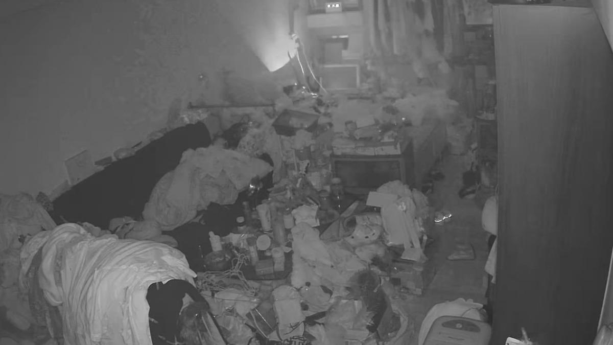 女網友房間出現詭異閃光,但眾人都被其髒亂環境嚇傻。(圖/翻攝自「靈異公社」臉書)