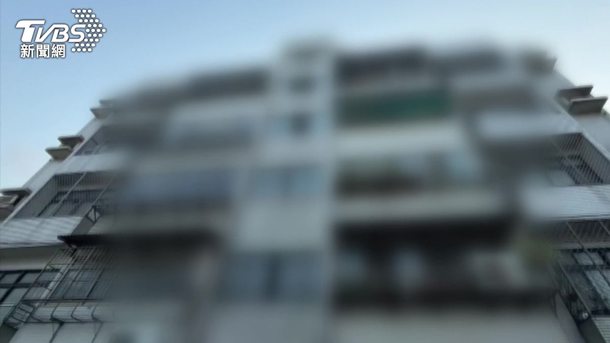 苗栗男突發狂菜刀追親姑狠砍姑姑。(圖/TVBS)