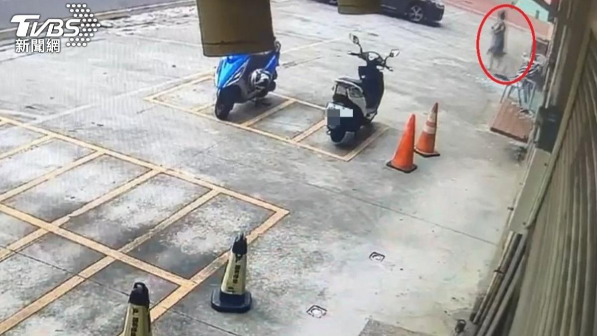 小轎車衝進咖啡店內，1名女路人緊急跳開才未被撞上。（圖／TVBS）