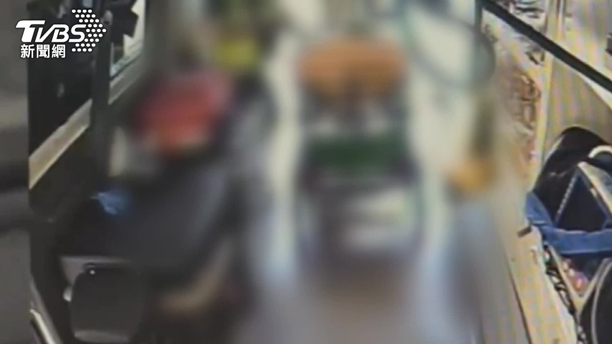 傷者送醫治療。(圖/TVBS)