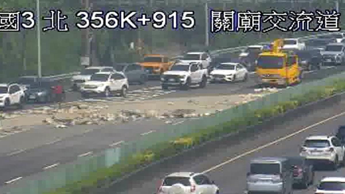 快訊/駕駛人快改道!國3關廟交流道「砂土散落」交通阻塞