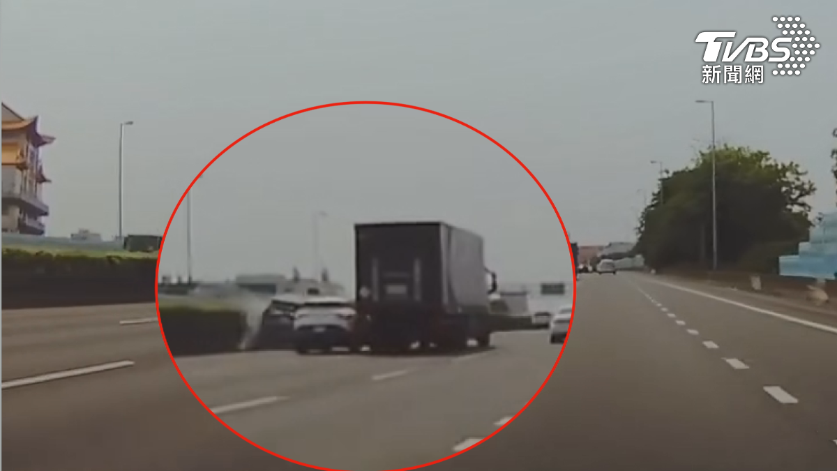 國一南下彰化市路段發生連環推撞車禍,大貨車切往內側車道時,擠到後方的白色轎車「連撞2車」休旅衝撞護欄(圖/翻攝 threads@ ba.ka_.yalo)