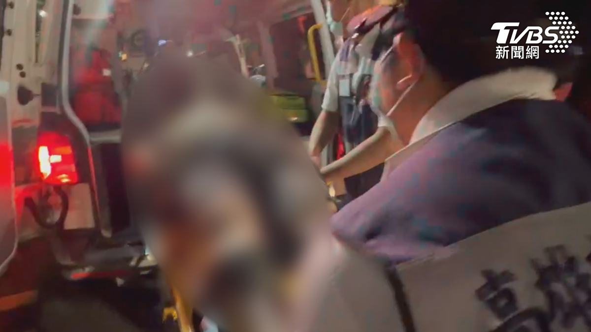 警消發現,蔡姓駕駛一個小時前,在三四公里外,才剛跌落溝渠獲救,因此車禍原因,將等他傷勢穩定後,再進一步釐清(圖/TVBS)