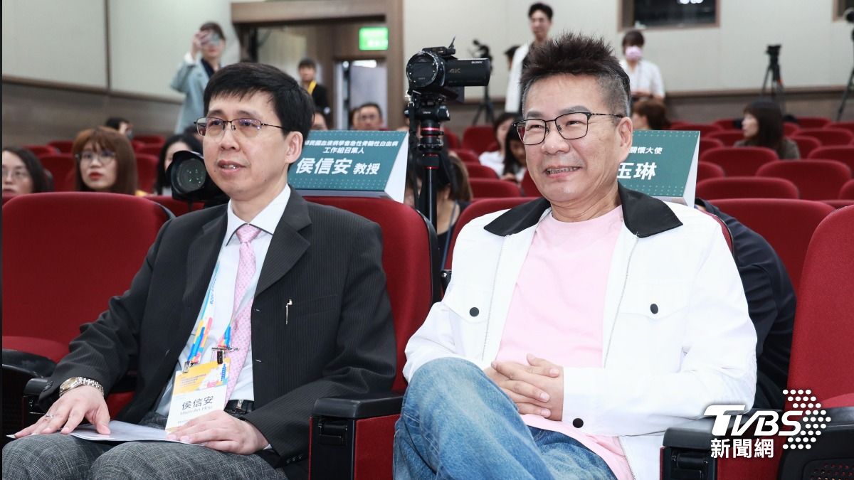 沈玉琳與主治醫生侯信安一起出席記者會。(圖/趙世平攝)