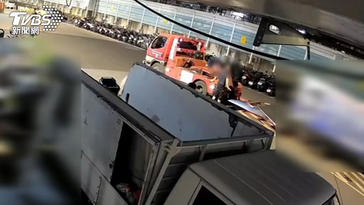 貨車違停槽化線下貨,遭警方舉發並拖吊。(圖/翻攝我是板橋人臉書)