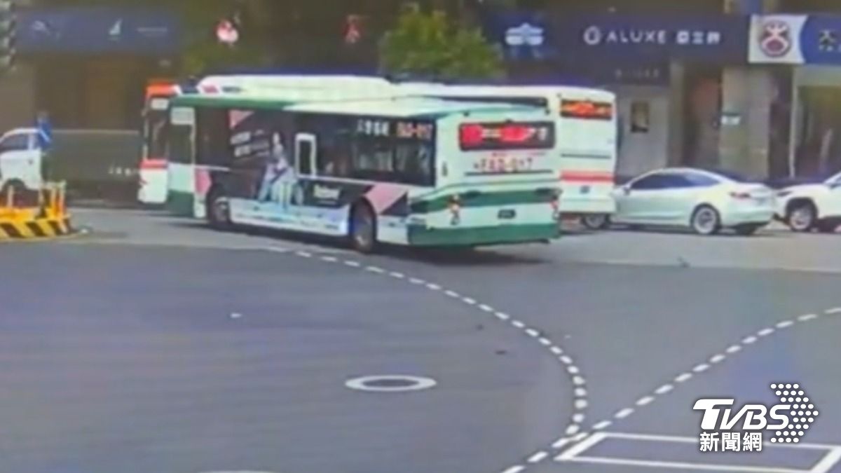 公車轉彎靠太近,路中僵持20分鐘害塞車。(圖/TVBS)