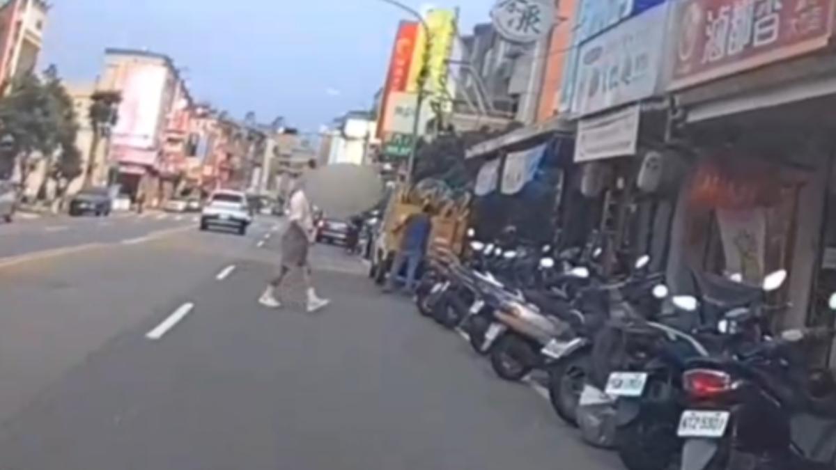 老翁擅自穿越馬路，被警方攔下後卻不配合。（圖／TVBS）