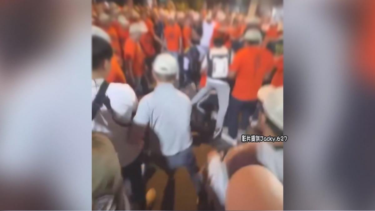 大甲媽遶境彰化爆衝突!3警傷、1人帶毒。(圖/Jacky.627)
