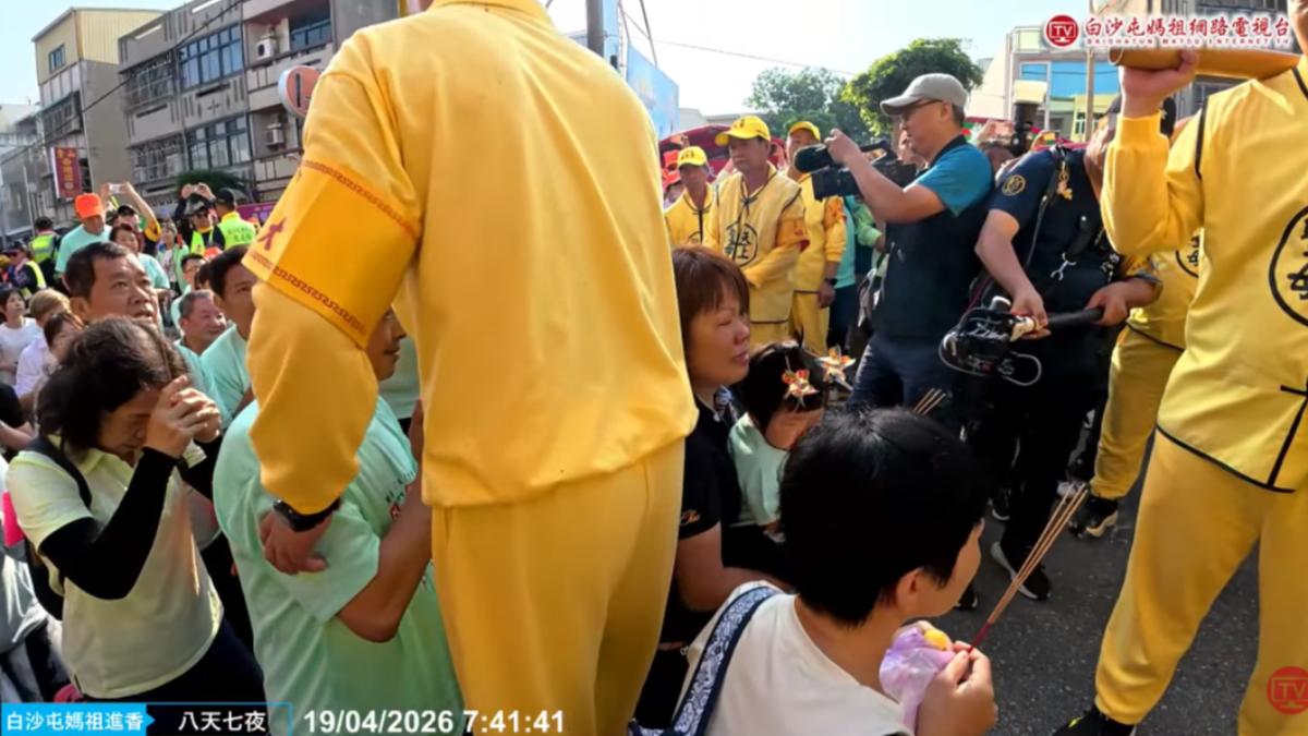 白沙屯媽祖-媽祖顯靈-台中女童-鑽轎底祈福-苗栗苑裡-台中慈濟醫院-台中女童墜8樓-台中女童昏迷媽祖-女童墜樓媽祖庇佑-台中2歲女童媽媽