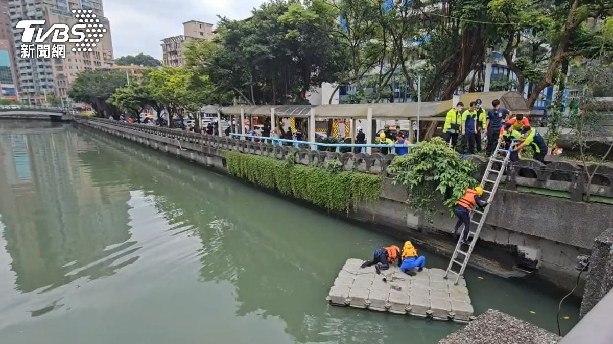 快訊/基隆田寮河面上有人影!警消救起婦人已口吐白沫死亡