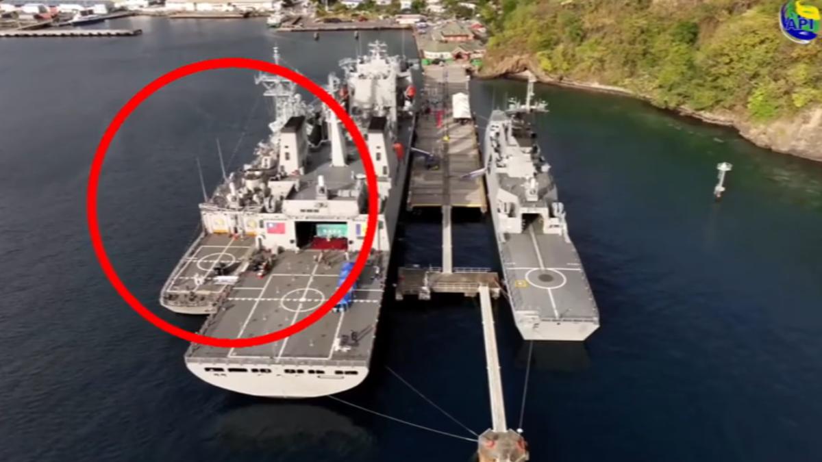 友邦聖文森釋出敦睦艦隊空拍,成功級岳飛艦直升機庫艙門緊閉引發聯想。(圖/聖文森API)