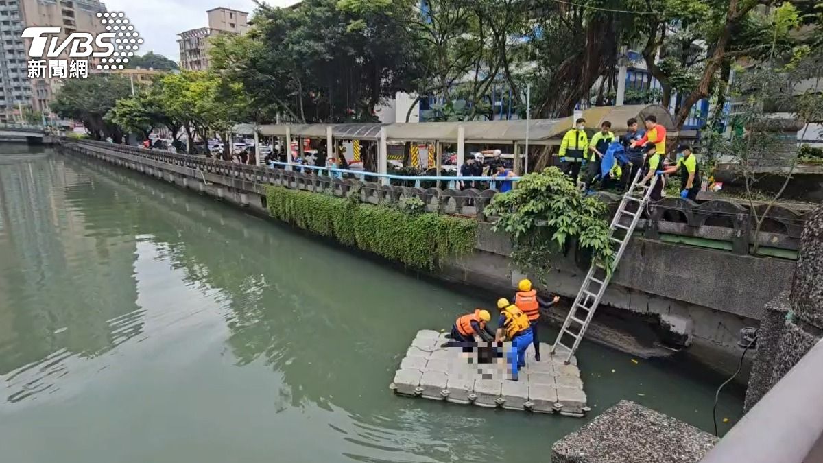 婦人被救起時已明顯死亡。（圖／TVBS）