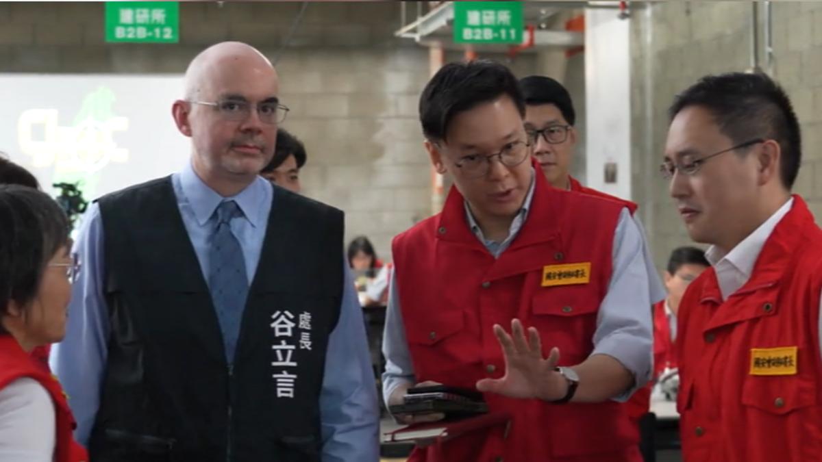 AIT處長谷立言親自走訪行政院中央聯合應變中心,視察民防兵推。(圖/國安會)