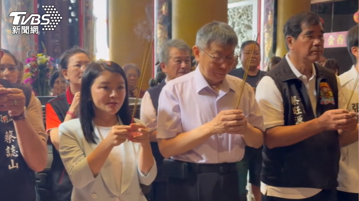 柯文哲與國民黨立委張嘉郡同台,致詞時更脫口喊出「新縣長」力挺。(圖/TVBS)