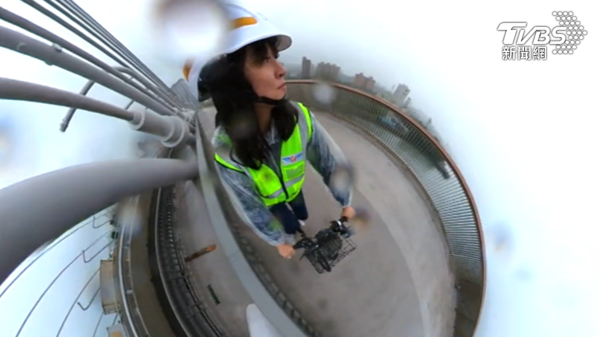 記者實際雨天試騎淡江大橋,路面經噴砂處理抓地力佳且騎乘舒適。(圖/TVBS)